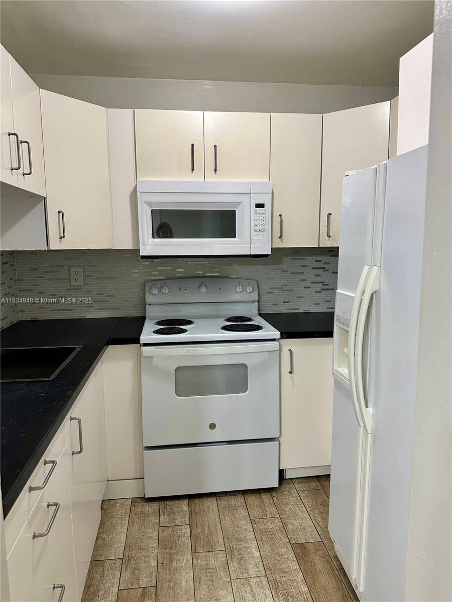 Hialeah, FL 33016,2565 W 56th St #111