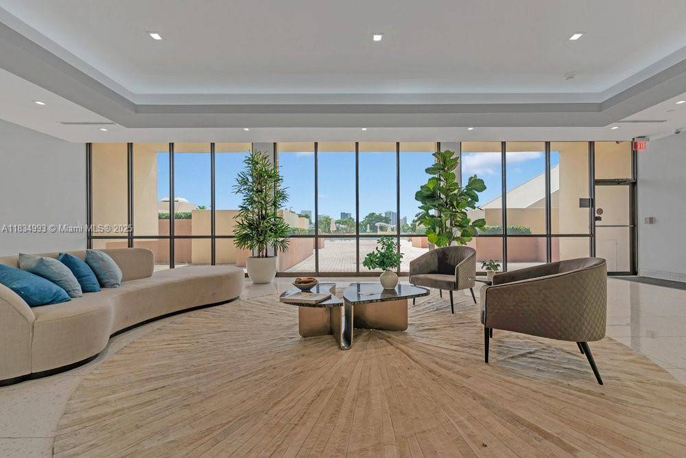 Aventura, FL 33180,20301 W Country Club Dr #1421