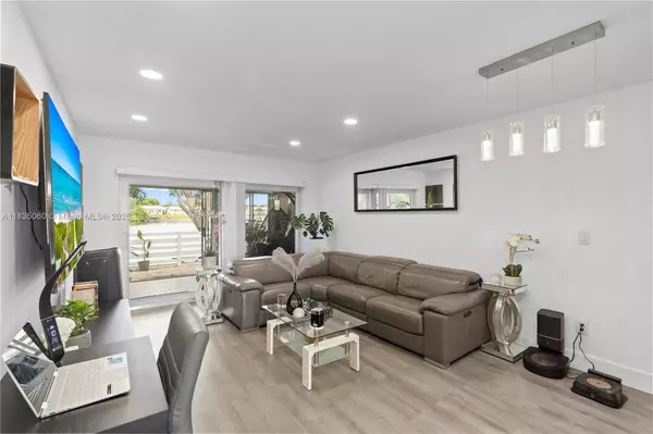 2418 NW 52nd St, Tamarac, FL 33309