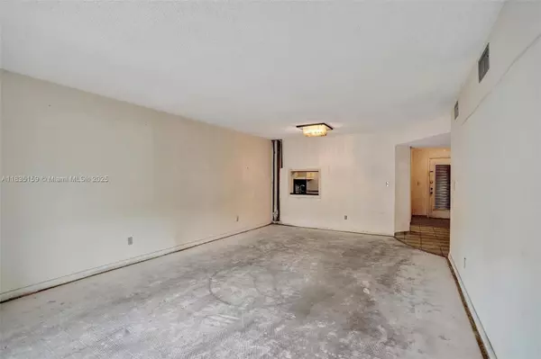 Tamarac, FL 33319,4965 E Sabal Palm Blvd #207