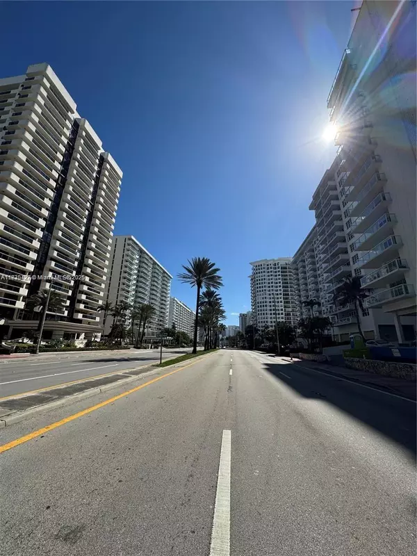 Miami Beach, FL 33140,5750 Collins Ave #4F