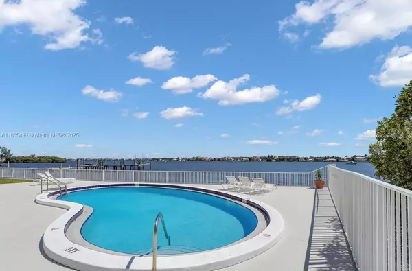 Lantana, FL 33462,301 Croton Ave #203