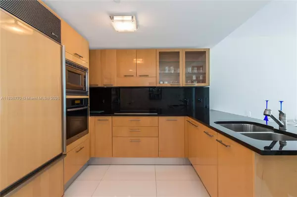 Miami Beach, FL 33141,6801 Collins Ave #1415-