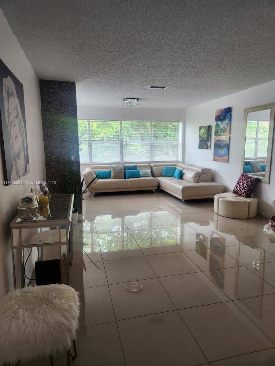 Sunrise, FL 33322,9800 Sunrise Lakes Blvd #309