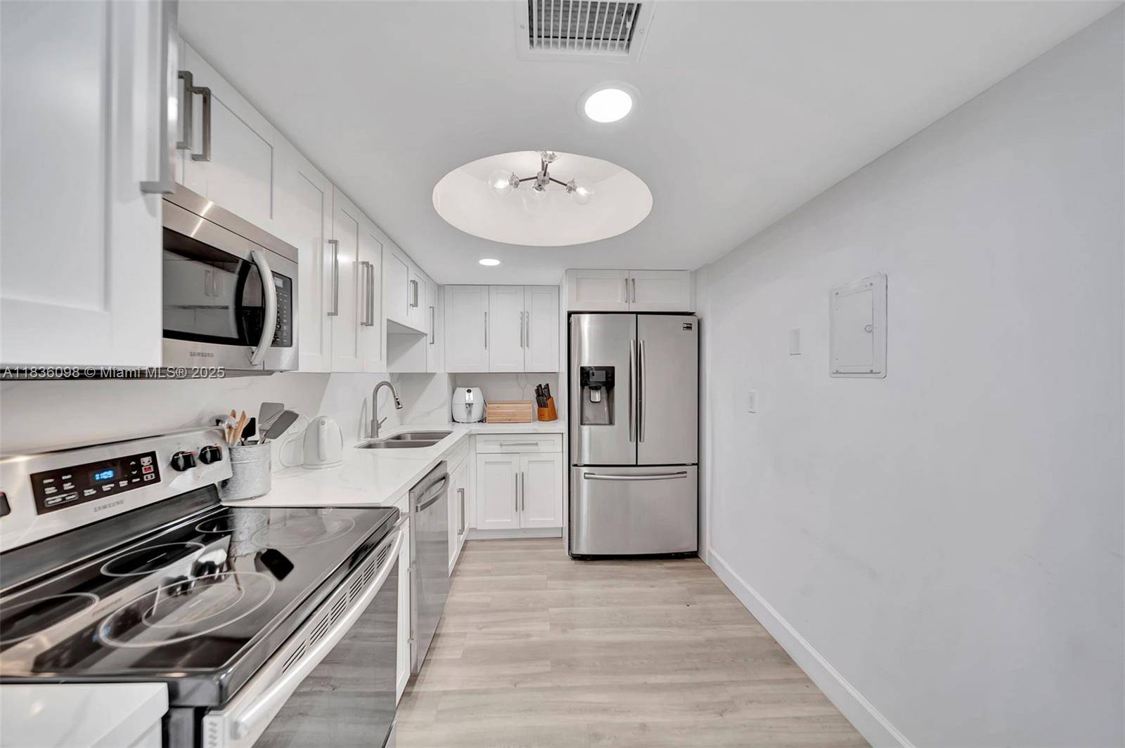 Miami Beach, FL 33140,5005 Collins Ave #815