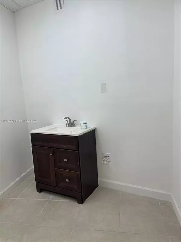 North Miami Beach, FL 33160,18315 W Dixie Hwy #203