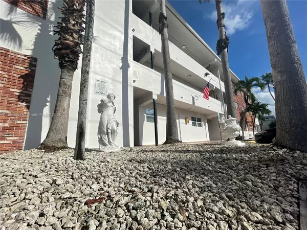 North Miami Beach, FL 33162,941 NE 170th St #220