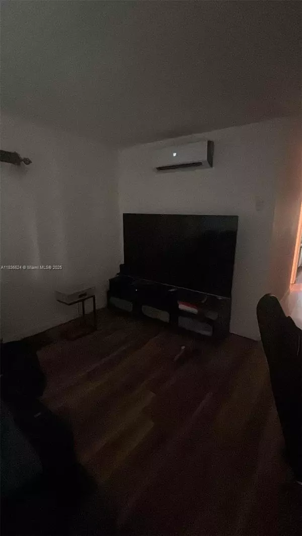 Miami Beach, FL 33139,655 Meridian Ave #2