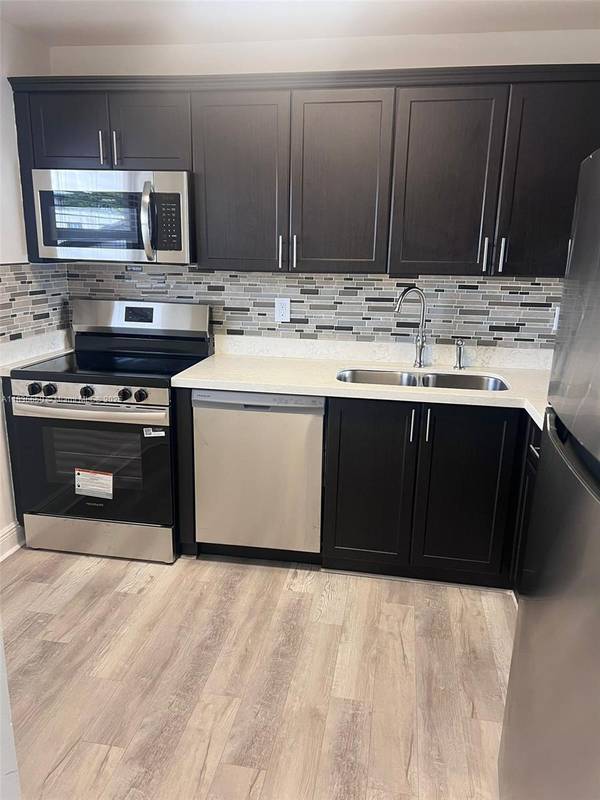 8875 Fontainebleau Blvd #202, Miami, FL 33172
