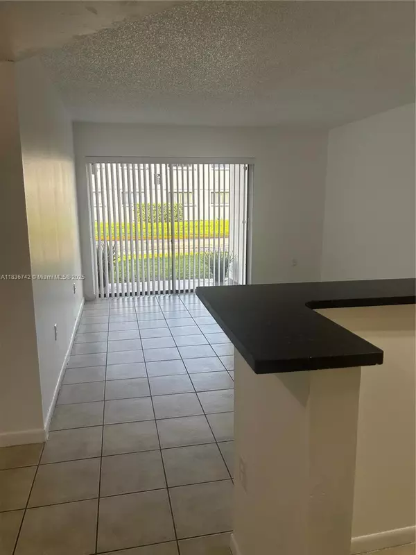 Hialeah, FL 33015,7110 NW 179th St #110