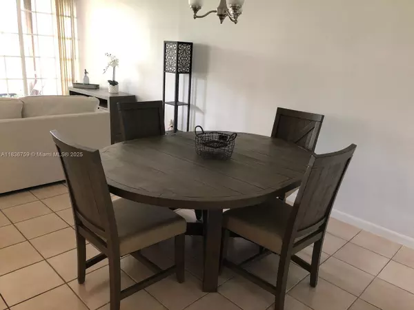 9491 SE Evergreen Pl #102, Davie, FL 33324