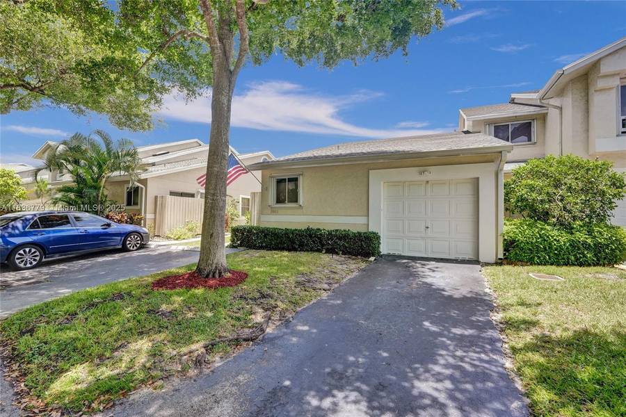 2083 E Discovery Cir E, Deerfield Beach, FL 33442