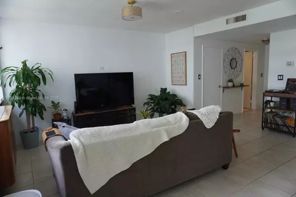 Miami, FL 33131,1408 Brickell Bay Dr #411