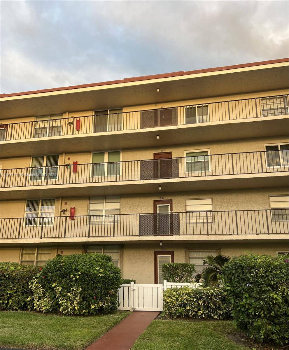 27 Abbey Ln #107, Delray Beach, FL 33446