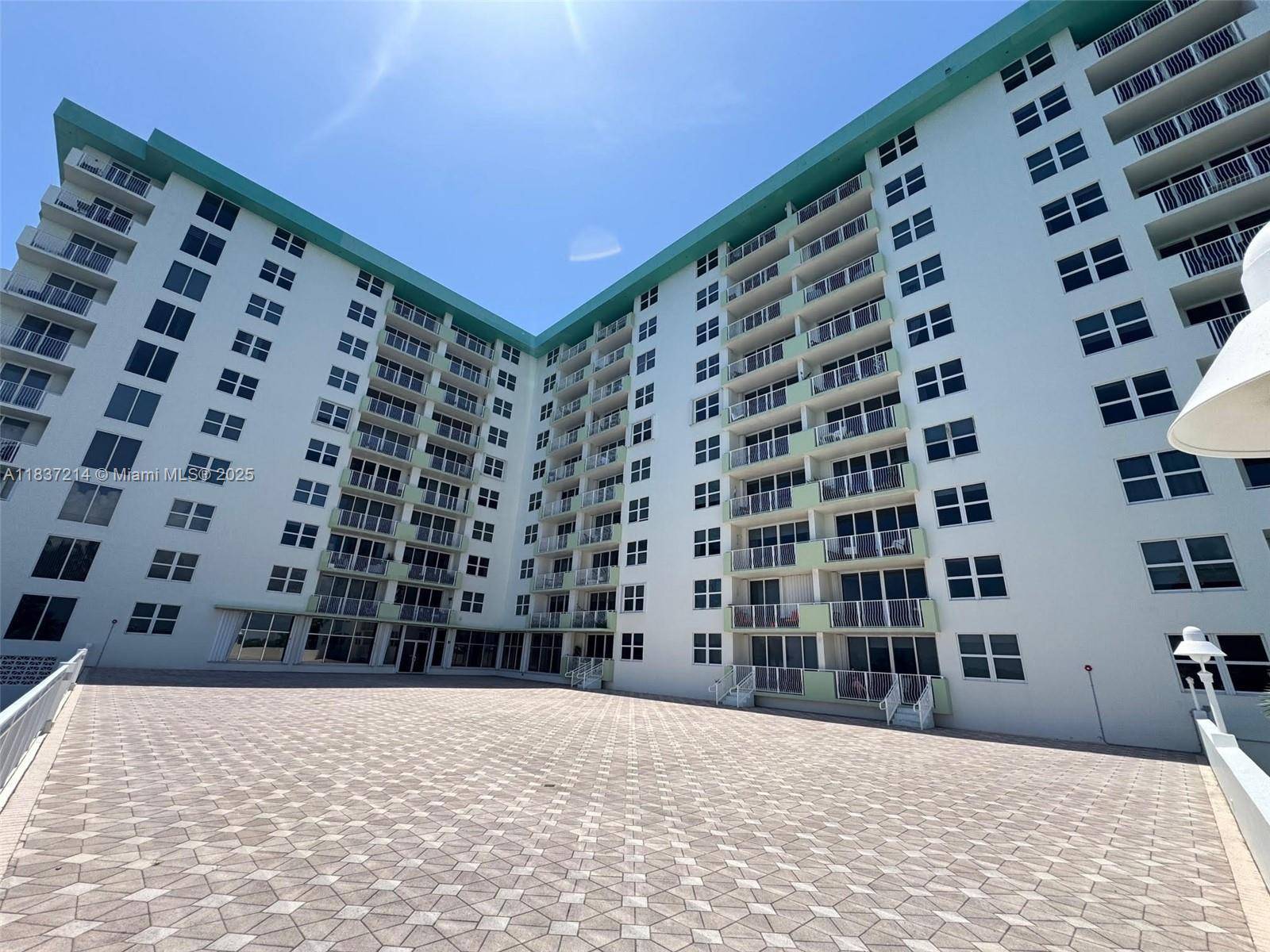 Bay Harbor Islands, FL 33154,10350 W Bay Harbor Dr #9T