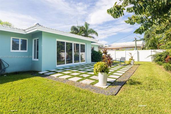 121 SE 7th St, Pompano Beach, FL 33060