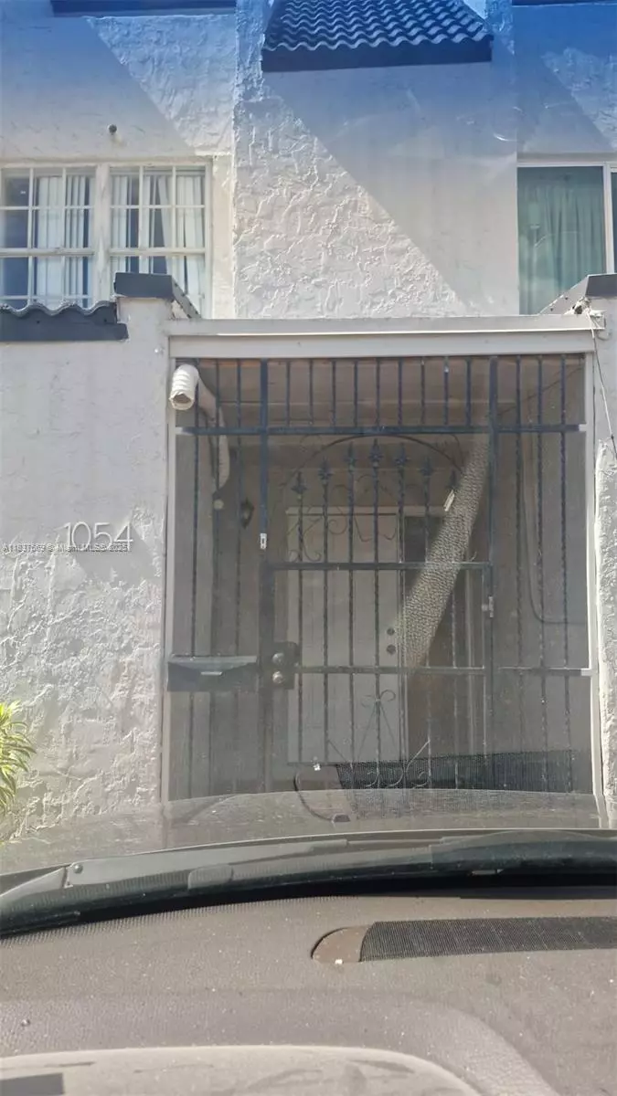 Hialeah, FL 33012,1054 W 44th Ter #50