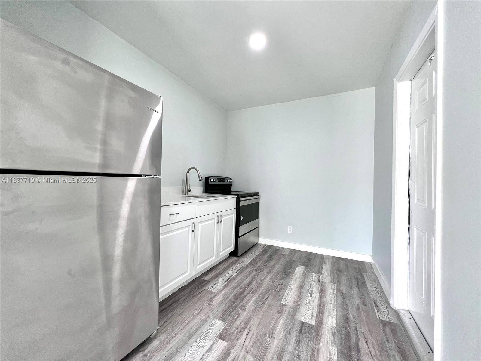 830 NW 7th St #4, Hallandale Beach, FL 33009