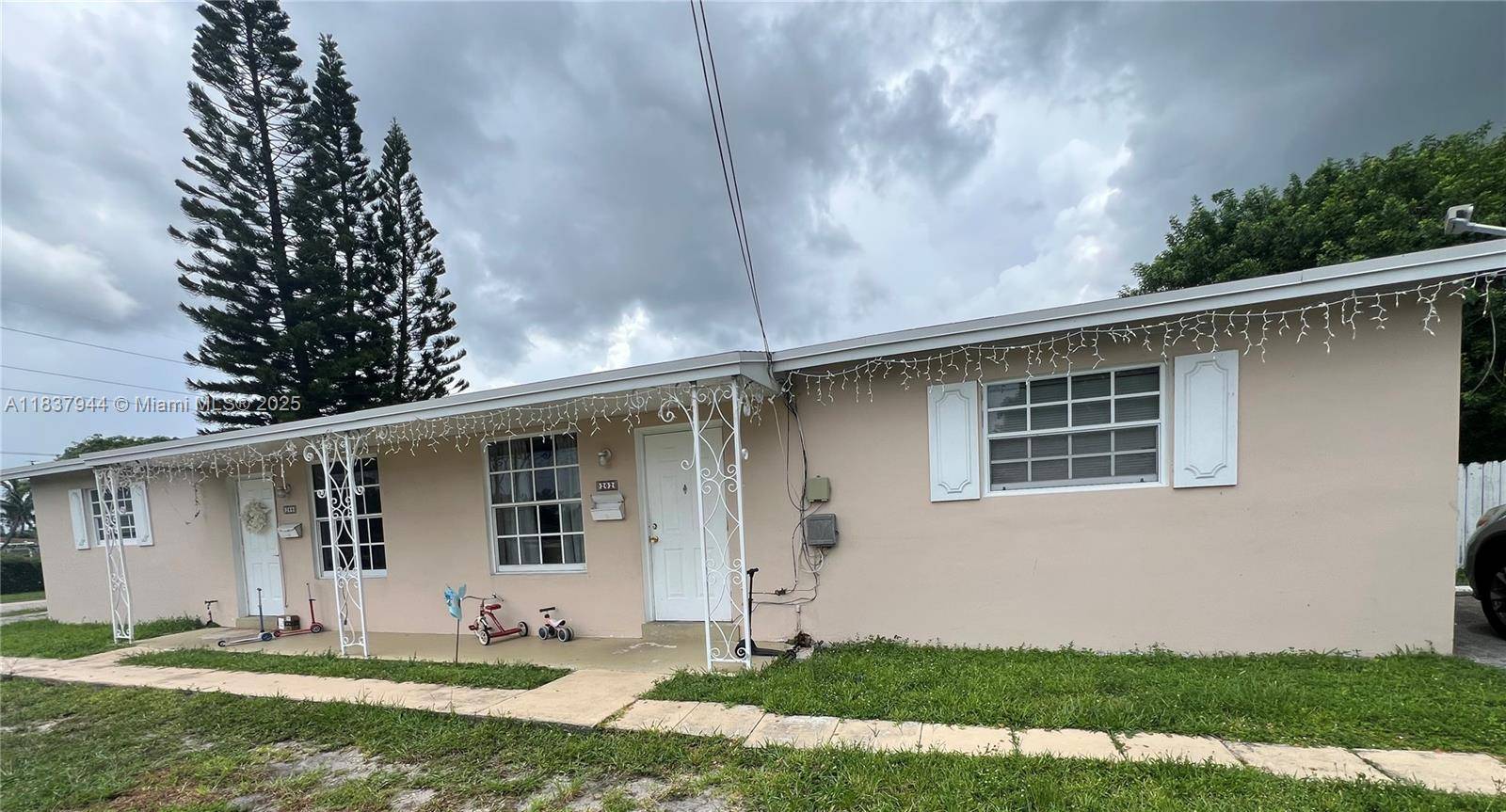 200 SW 11th St #2-2, Hallandale Beach, FL 33009