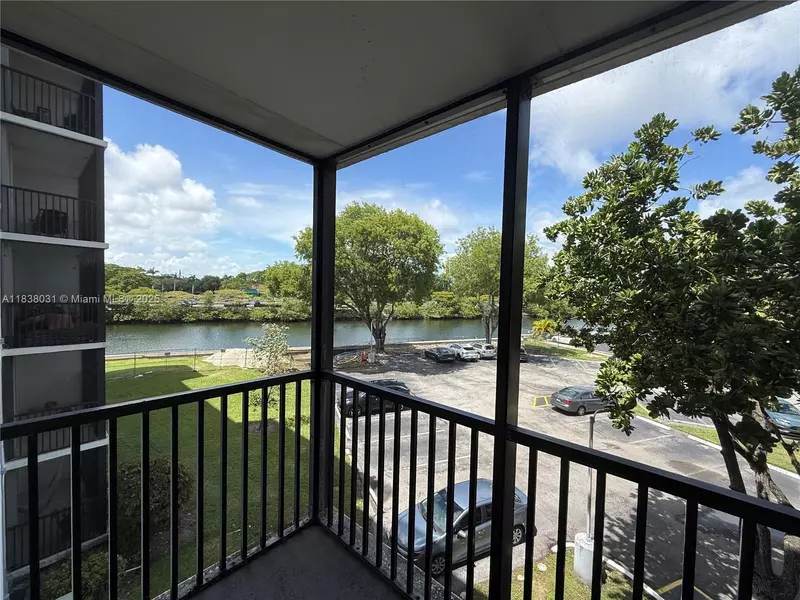 3475 N Country Club Dr #315, Aventura, FL 33180