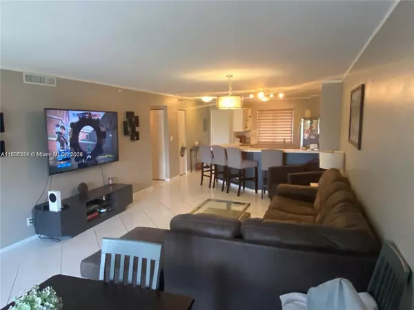2205 S Cypress Bend Dr #302, Pompano Beach, FL 33069