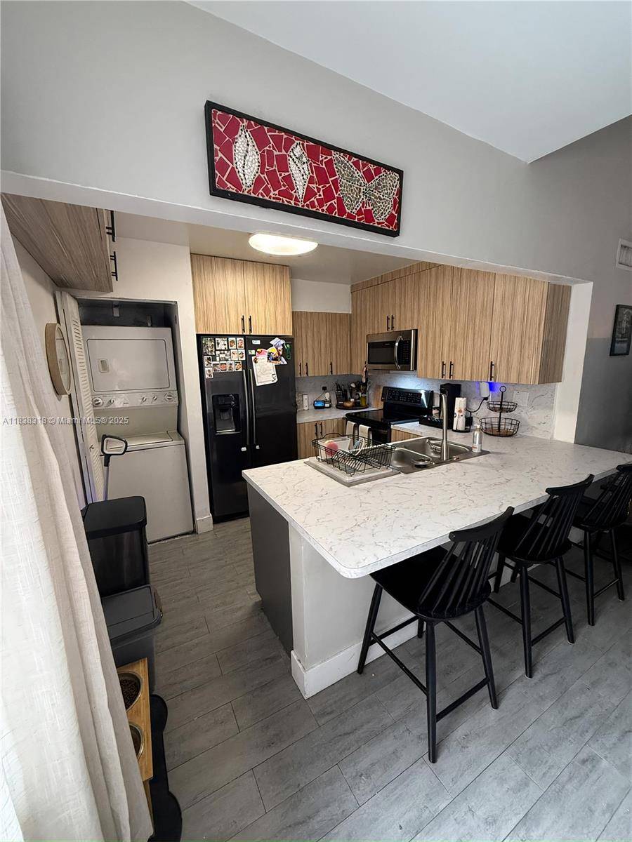 Miami, FL 33172,575 W Park Dr #202