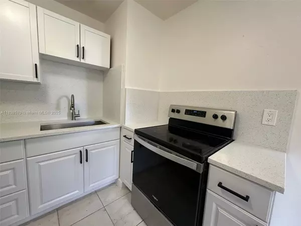 Pompano Beach, FL 33060,717 NW 5th Ave #1-2