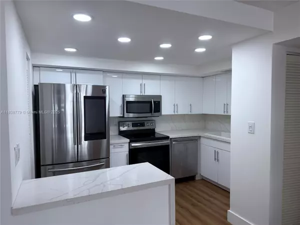 Miami, FL 33131,1440 Brickell Bay Dr #307