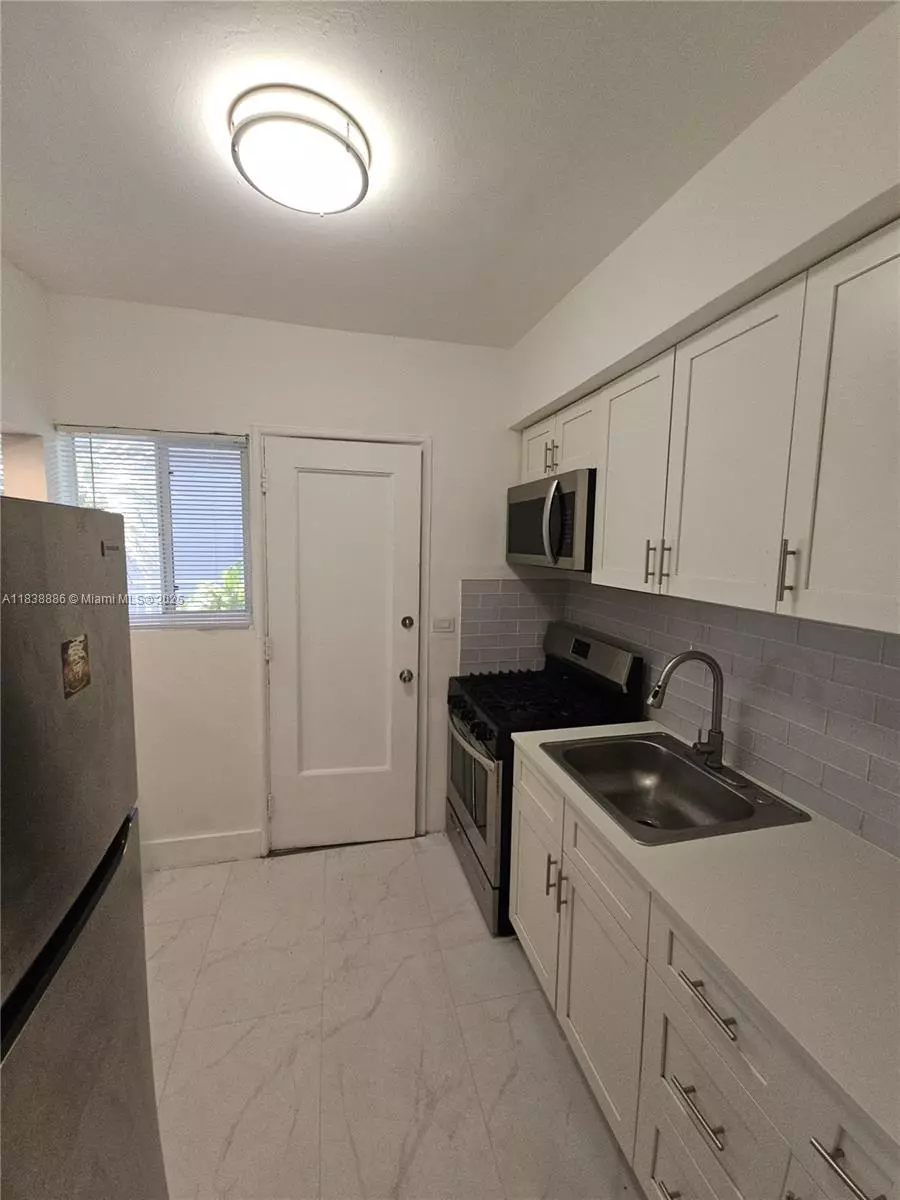 Miami Beach, FL 33141,7435 Byron Ave #06