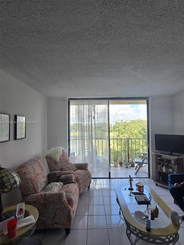 Miami, FL 33172,9688 Fontainebleau Blvd #409