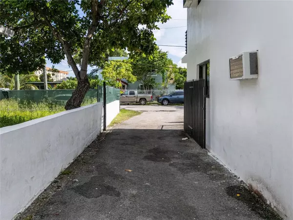 Miami, FL 33138,131 NE 77th St #6