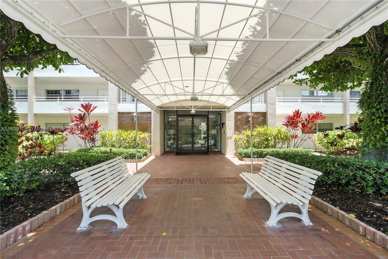 3850 Oaks Clubhouse Dr #307, Pompano Beach, FL 33069