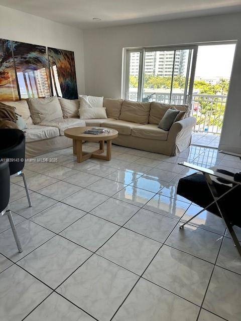 North Miami Beach, FL 33160,3601 NE 170th St #406