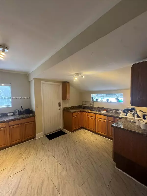 Miami, FL 33130,877 SW 2nd St