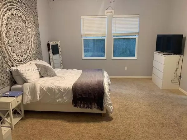 Orlando, FL 32825,9181 Shepton #9181