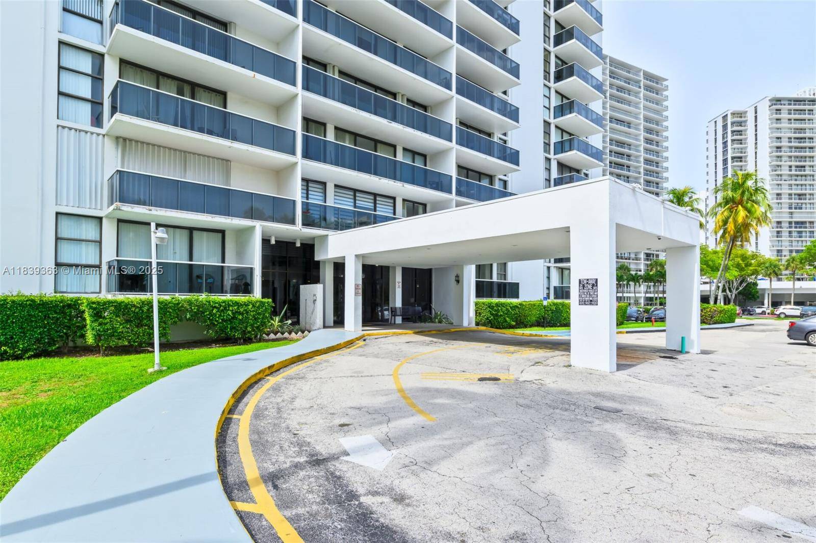 Aventura, FL 33180,3675 N Country Club Dr #2302
