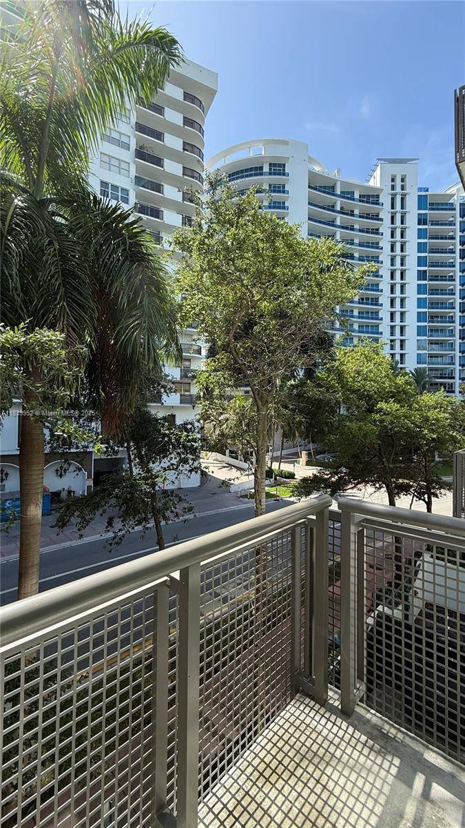 Miami Beach, FL 33140,6000 Collins Ave #323