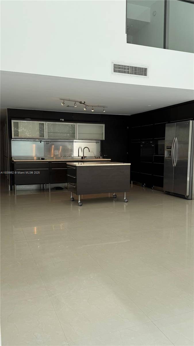 Miami Beach, FL 33140,6000 Collins Ave #323
