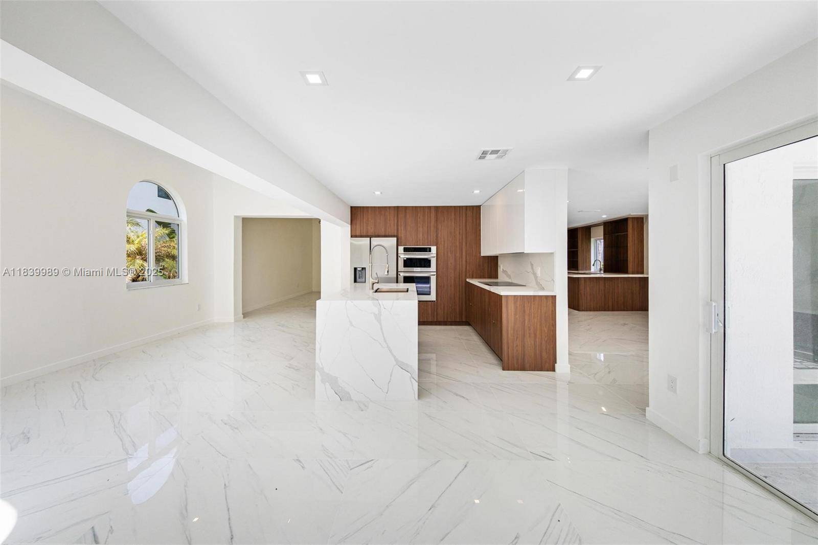 Miami Beach, FL 33139,242 Palm Ave