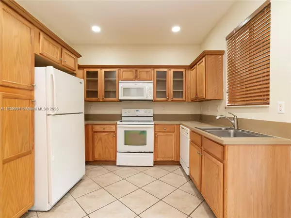 Miami Gardens, FL 33169,21213 NW 14th #821