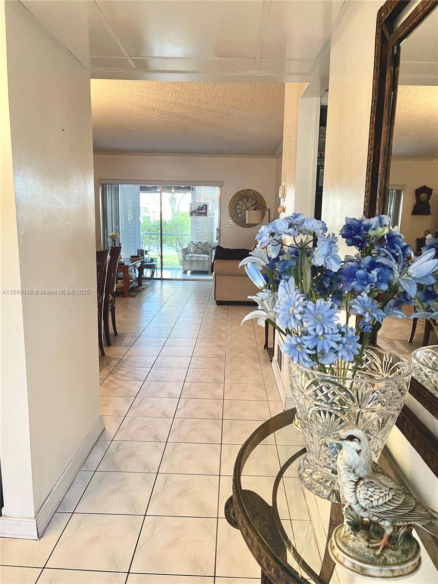 Margate, FL 33063,1015 Country Club Dr #109