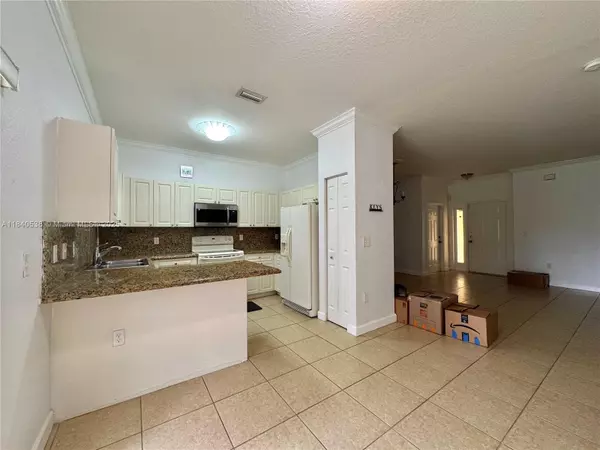Homestead, FL 33033,2741 NE 4th St #203