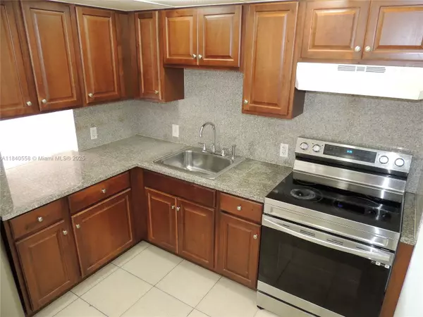 North Miami, FL 33181,13155 IXORA CT #210