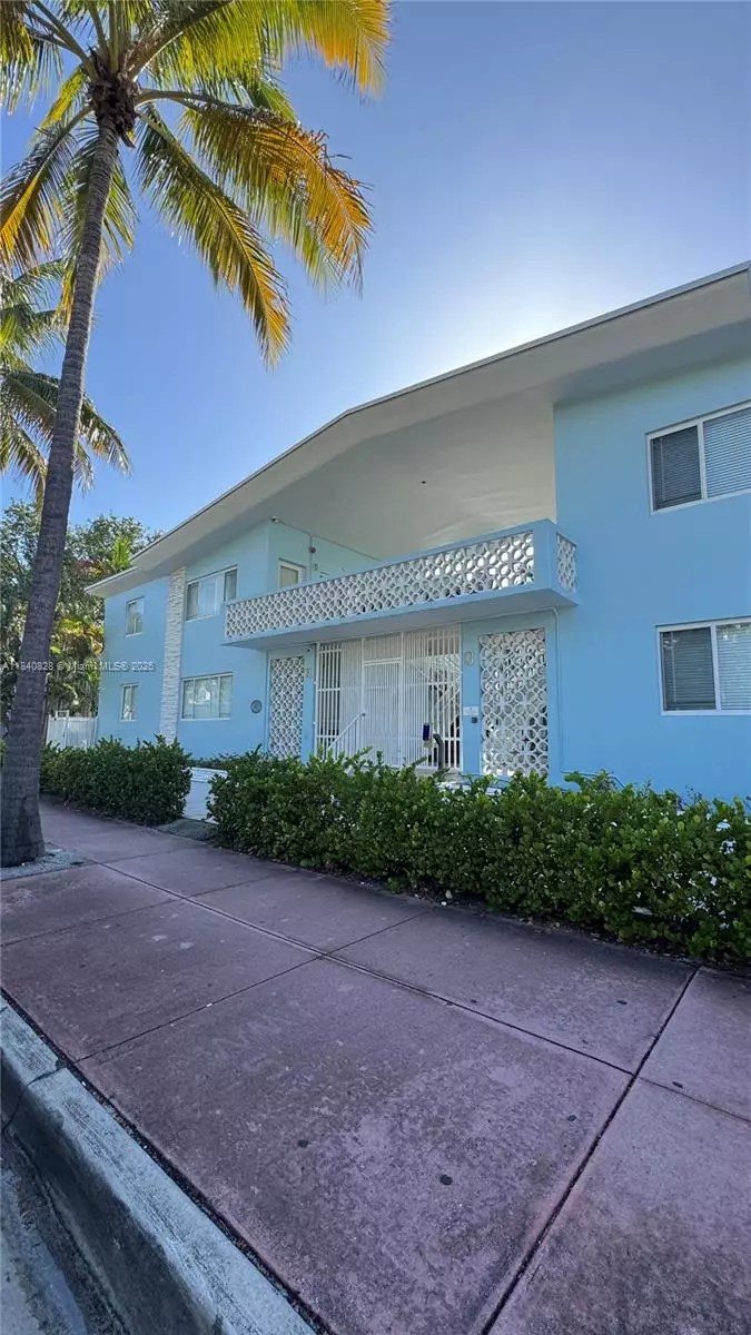 Miami Beach, FL 33139,401 Collins Ave #15