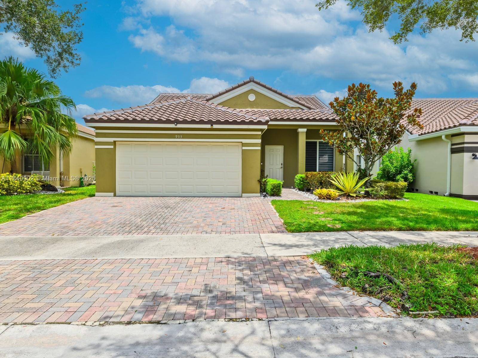 Weston, FL 33326,933 Falling Water Rd