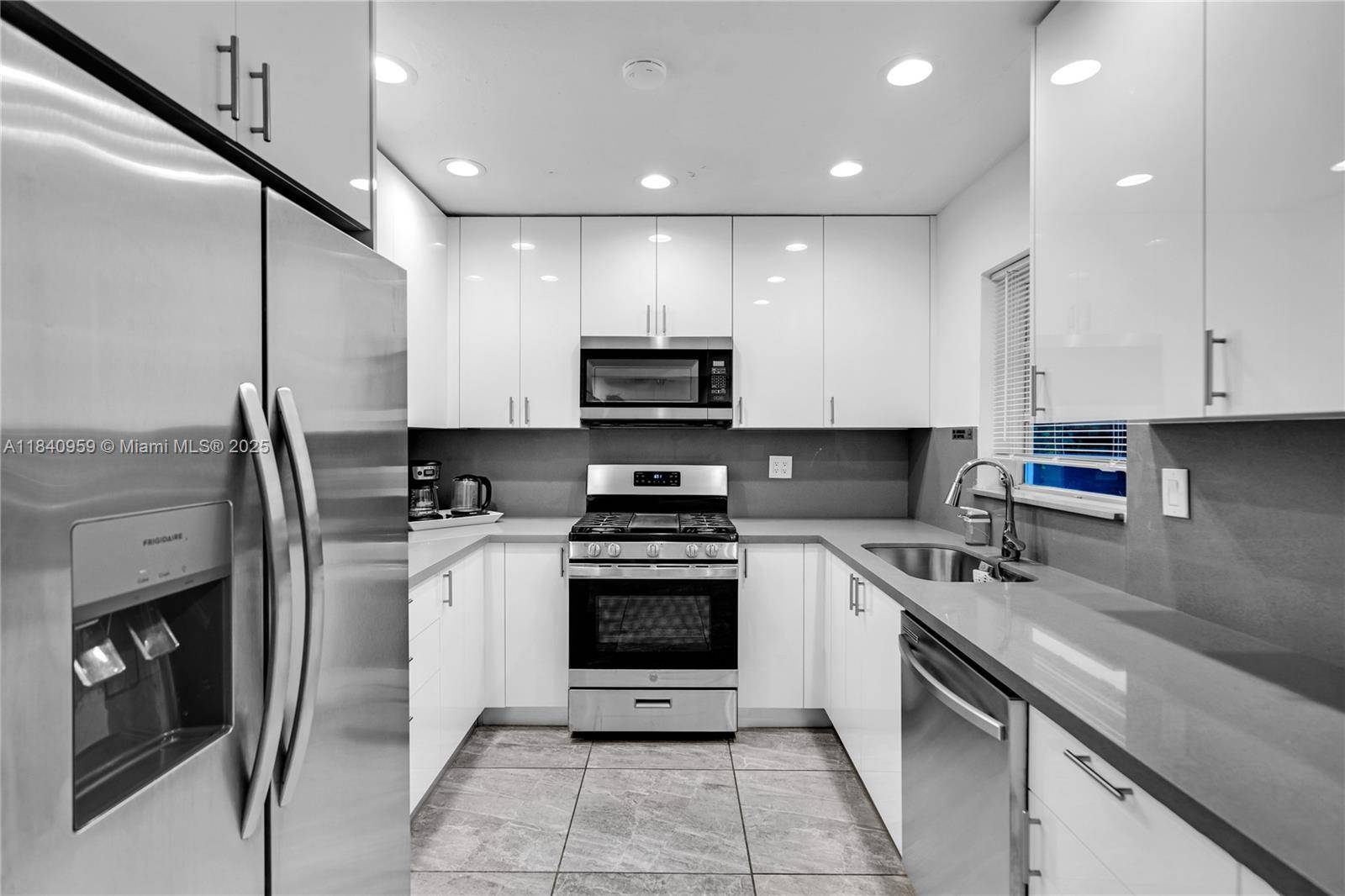 Pompano Beach, FL 33060,1165 SW 4th Ter #1/2