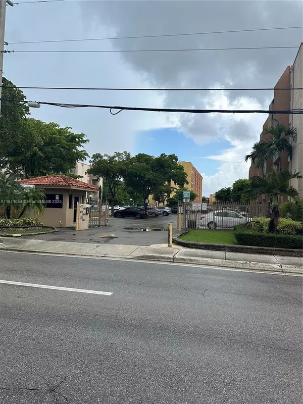 Miami, FL 33126,4845 NW 7th St #301-5