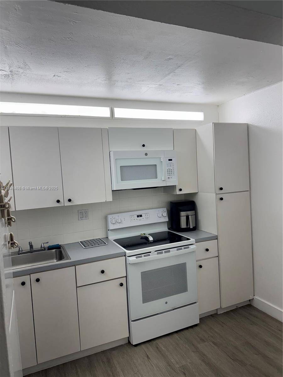 North Miami Beach, FL 33160,2903 N Miami Beach Blvd #206