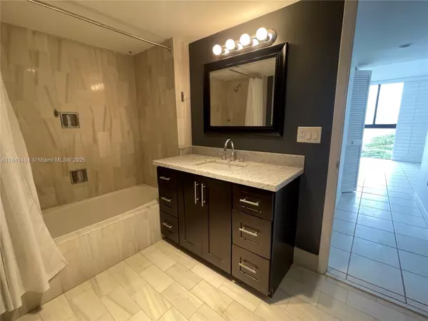 Sunny Isles Beach, FL 33160,15645 Collins Ave #805