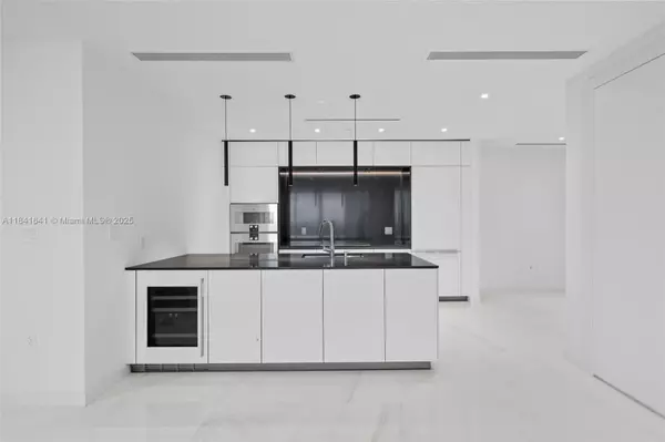 Miami, FL 33131,300 Biscayne Blvd Way #1103